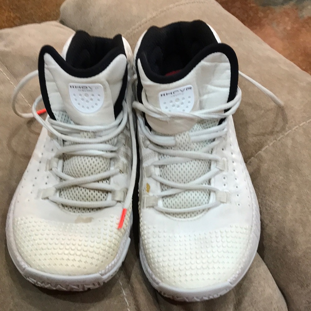 Basketball shoes